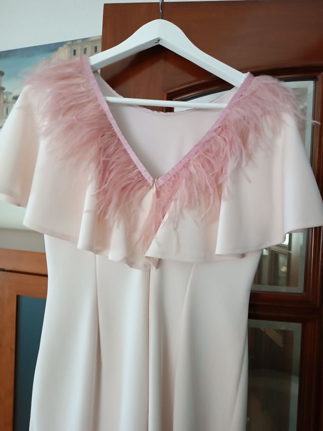 Vestido elegante con plumas