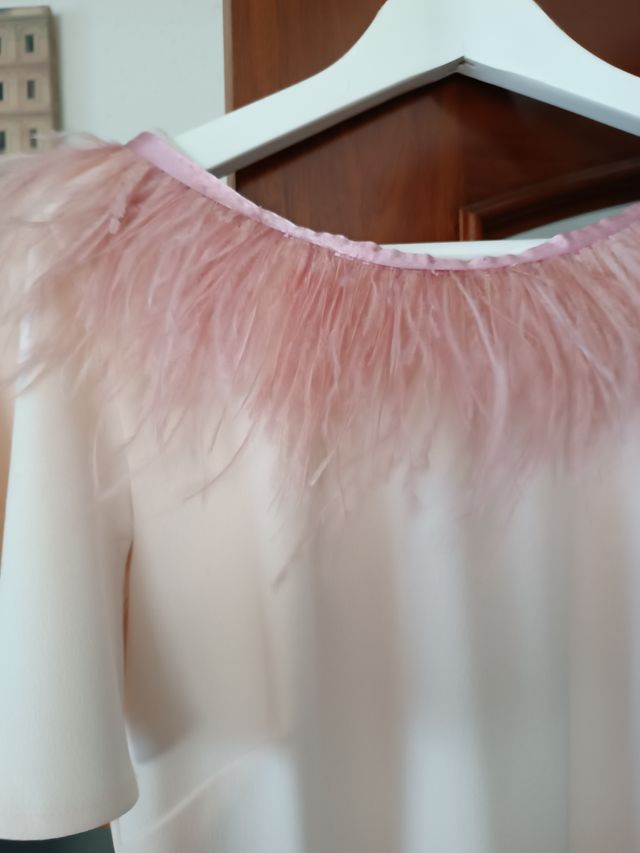 Vestido elegante con plumas