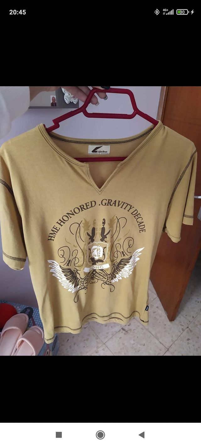 Camiseta amarilla con estampado