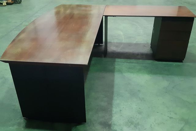 Mesa de oficina grande con cajonera