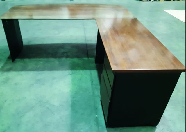 Mesa de oficina grande con cajonera