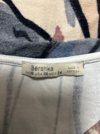Jersey Bershka floral talla XS nuevo sin etiqueta