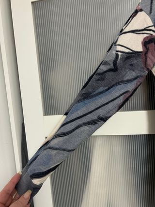 Jersey Bershka floral talla XS nuevo sin etiqueta