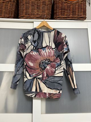 Jersey Bershka floral talla XS nuevo sin etiqueta