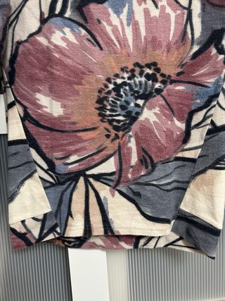 Jersey Bershka floral talla XS nuevo sin etiqueta