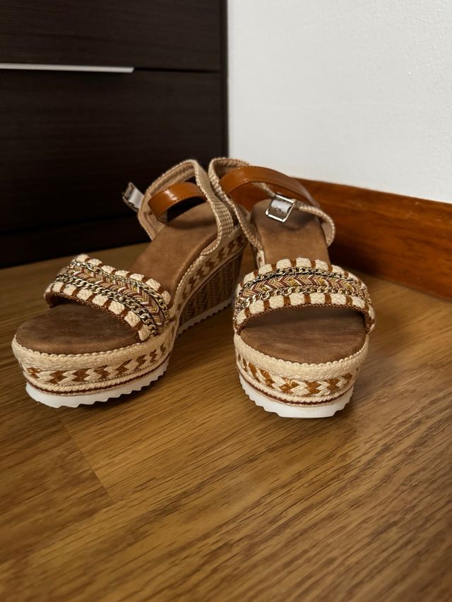 Sandalias cuña beige y marrón