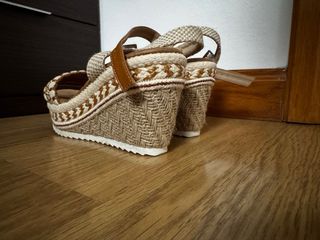 Sandalias cuña beige y marrón