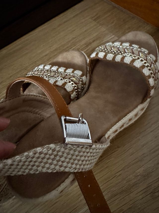 Sandalias cuña beige y marrón