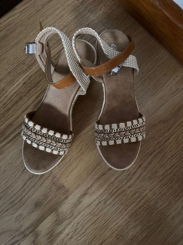 Sandalias cuña beige y marrón