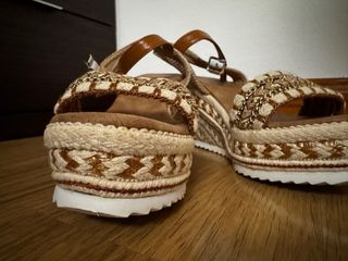 Sandalias cuña beige y marrón