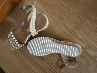 Sandalias cuña beige y marrón
