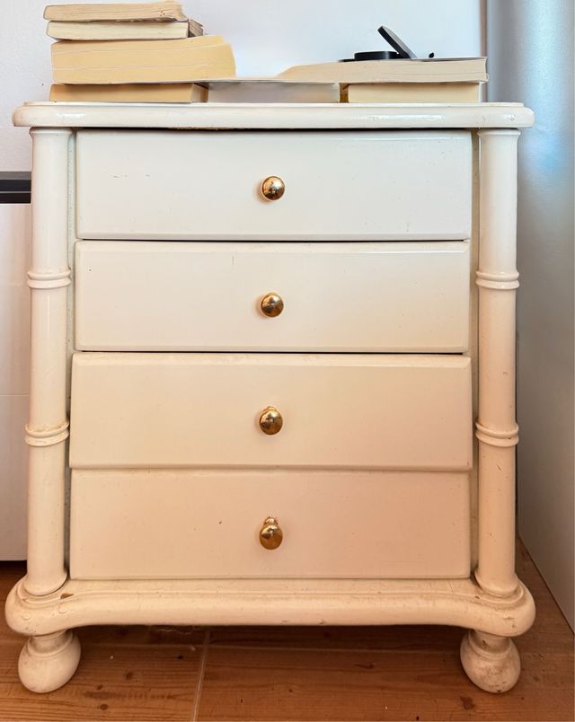 Mesita de noche blanca