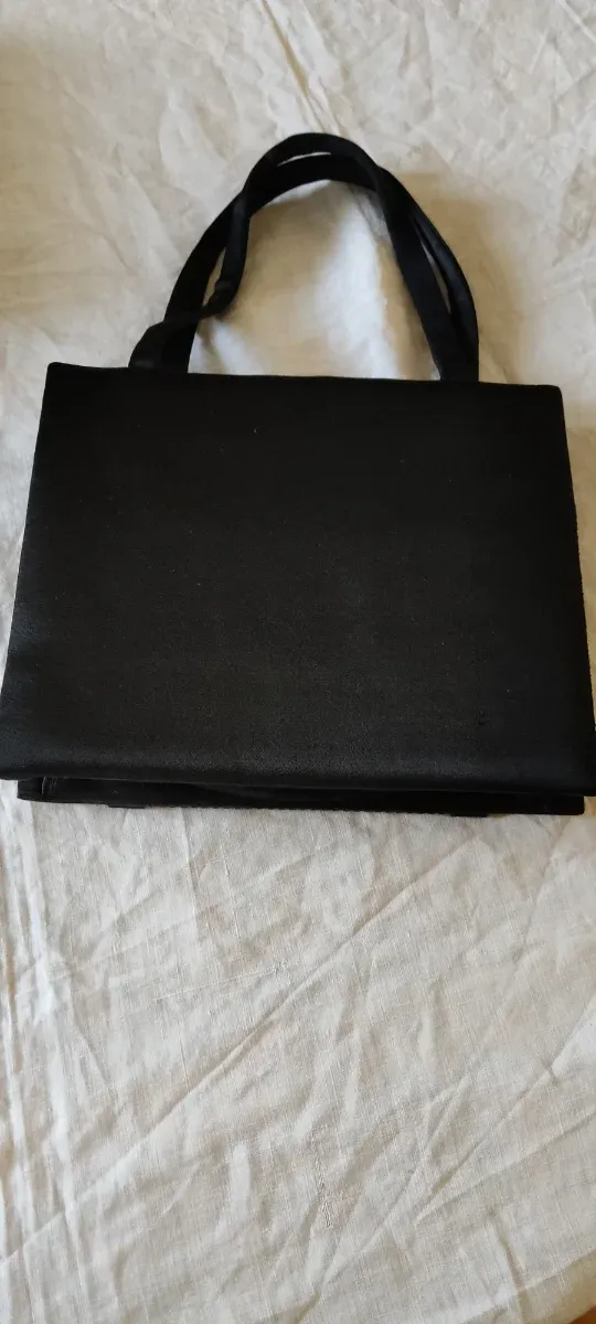 Bolso de fiesta negro de raso