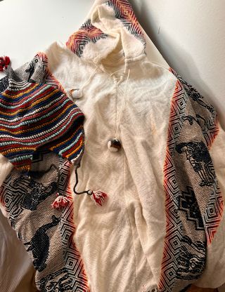 Poncho y gorro de lana tejido multicolor