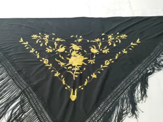 Mantón de Manila bordado negro y dorado