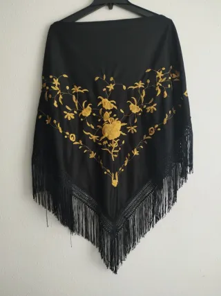 Mantón de Manila bordado negro y dorado