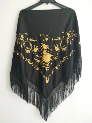 Mantón de Manila bordado negro y dorado
