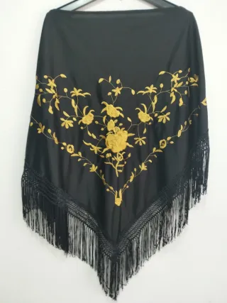 Mantón de Manila bordado negro y dorado