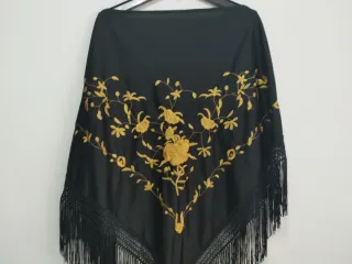 Mantón de Manila bordado negro y dorado