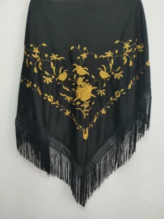 Mantón de Manila bordado negro y dorado