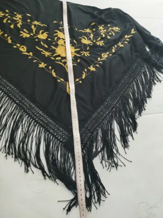 Mantón de Manila bordado negro y dorado