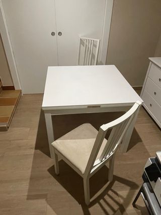 Mesa comedor extensible IKEA blanca + 2 sillas