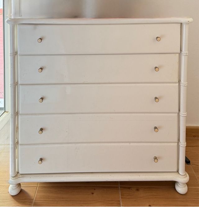 Cómoda blanca de madera