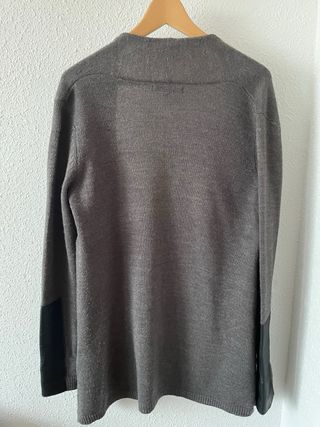 Chaqueta con cremalleras y piel sintética