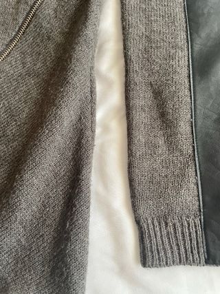 Chaqueta con cremalleras y piel sintética