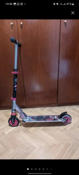 Patinete infantil rosa y gris