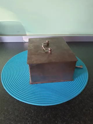 Caja de seguridad de hierro con llaves