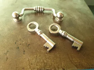 Caja de seguridad de hierro con llaves