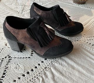 Botines negros y morados con flecos