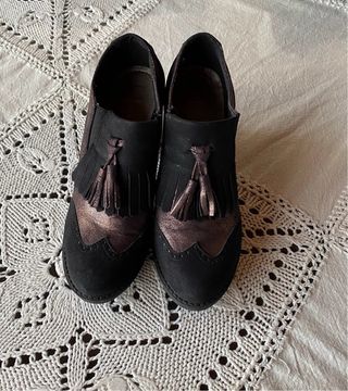 Botines negros y morados con flecos