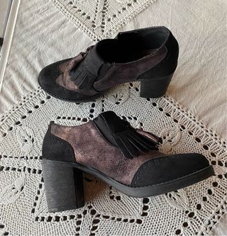 Botines negros y morados con flecos