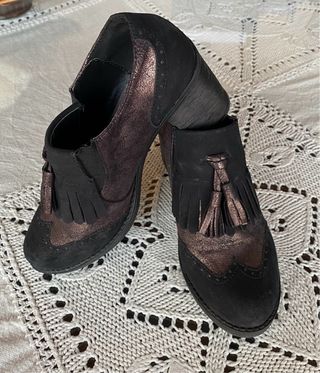 Botines negros y morados con flecos
