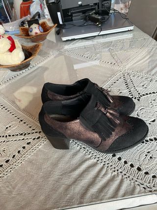 Botines negros y morados con flecos