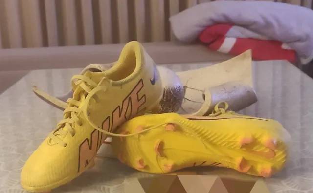 Botas de fútbol Nike amarillas. Numero 34