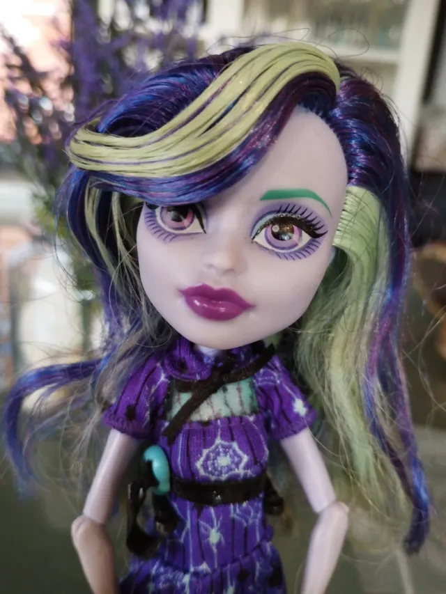 Muñeca Monster Hig twyla coffin bean