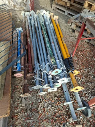 Puntales metálicos para construcción