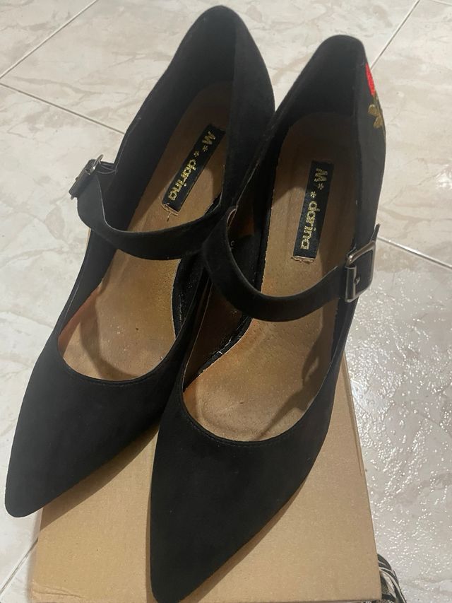 Zapatos de tacón negros con flores rojas