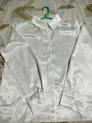 Blusa satinada Shein blanca talla XL