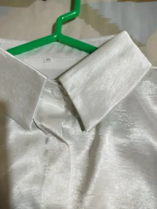 Blusa satinada Shein blanca talla XL