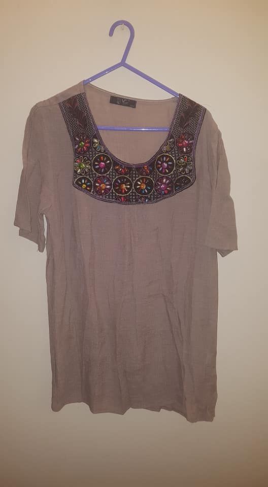 Blusa beige con pedrería multicolor