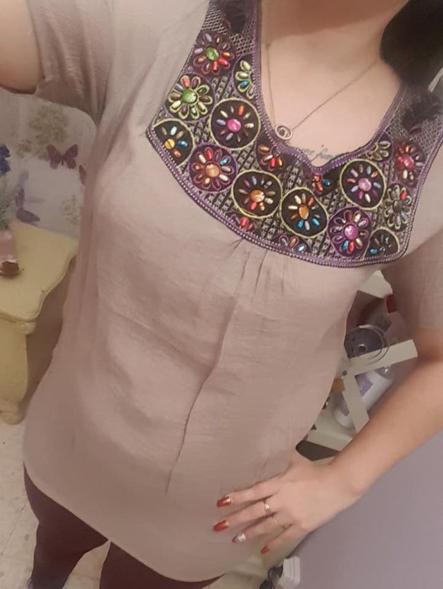 Blusa beige con pedrería multicolor