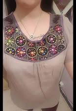 Blusa beige con pedrería multicolor