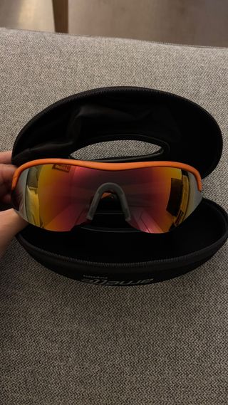 Gafas de sol deportivas hombre naranja y rojo