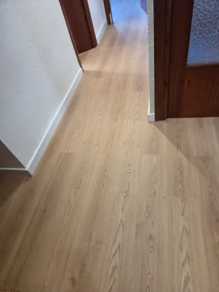 Tarima flotante + rodapie + aislante térmico