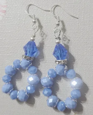 Orecchini pendenti blu con perline