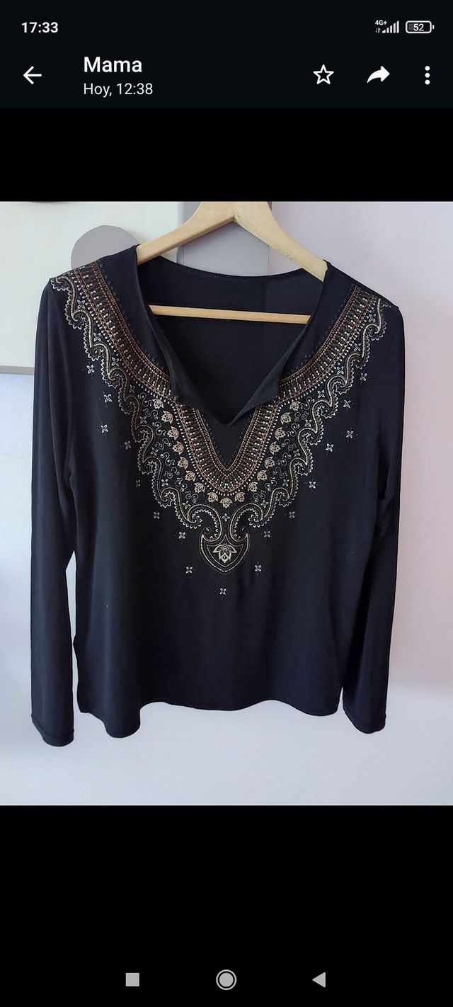 Blusa negra con estampado dorado